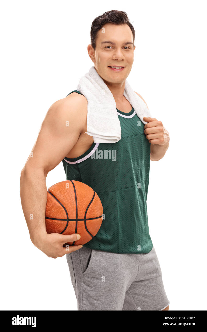 Giovane ragazzo in una maglia verde in possesso di un basket isolato su sfondo bianco Foto Stock