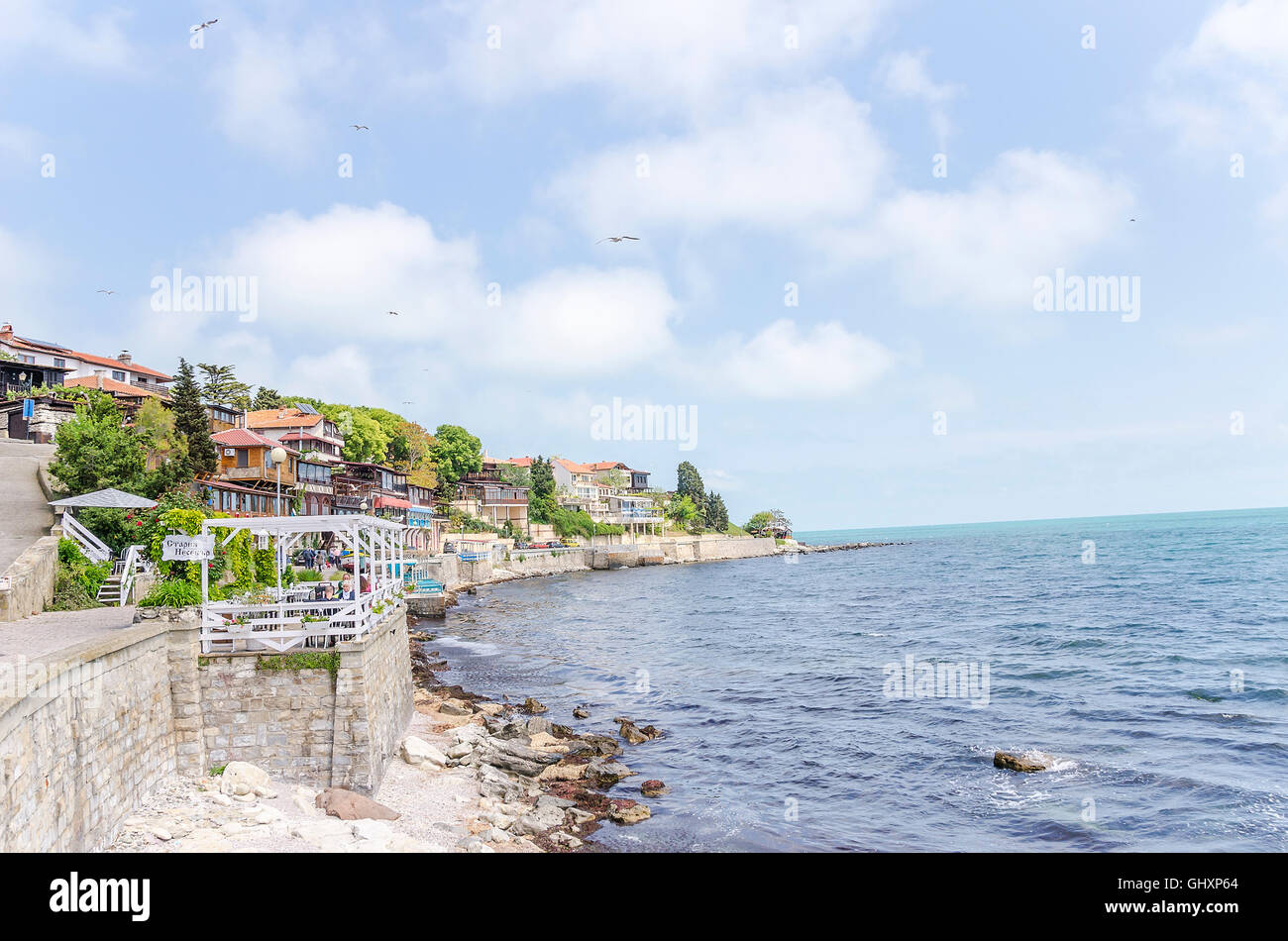NESSEBAR, Sunny Beach, Bulgaria - 8 maggio: Accogliente street sulle rive della vecchia città turistica, l 8 maggio 2016 a Nessebar, soleggiato Bea Foto Stock