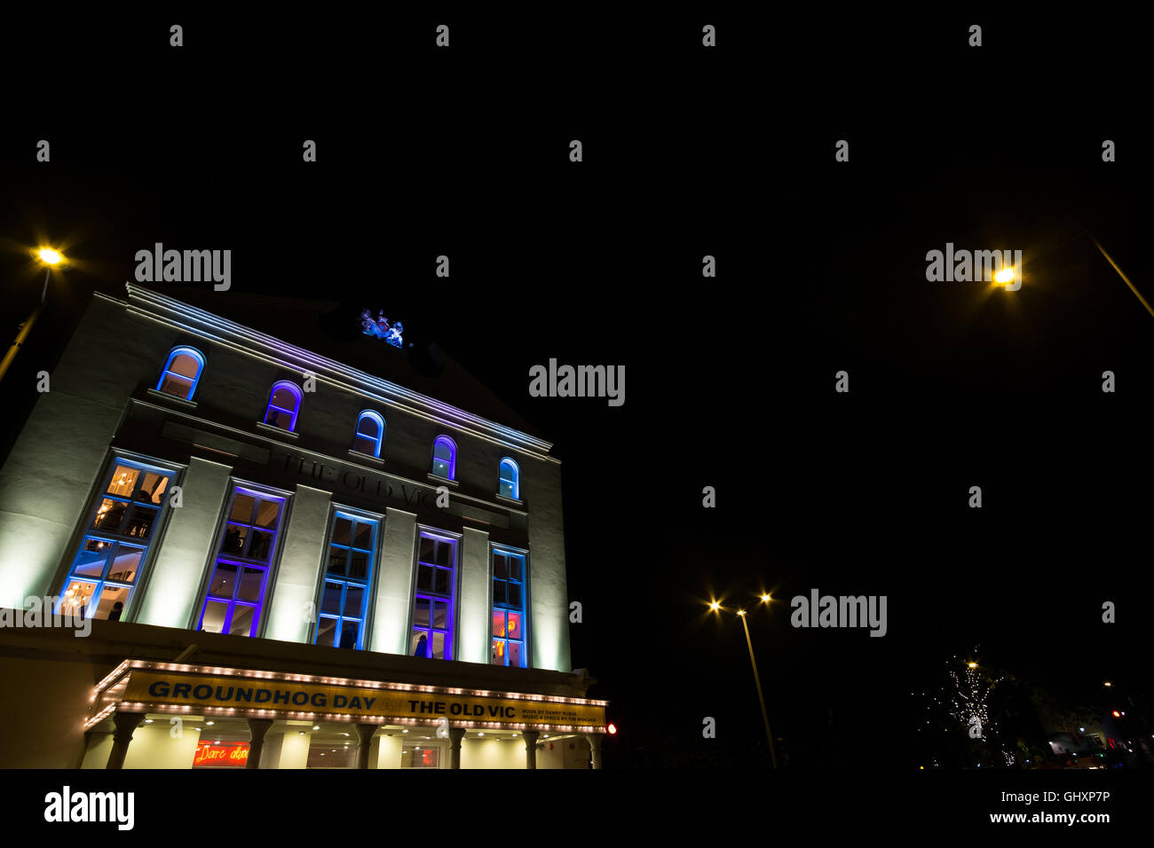 Una vista della Old Vic Theatre a Waterloo, Londra di notte, mentre mostra la Tim Minchin e Danny Rubin musical, marmotta da Foto Stock