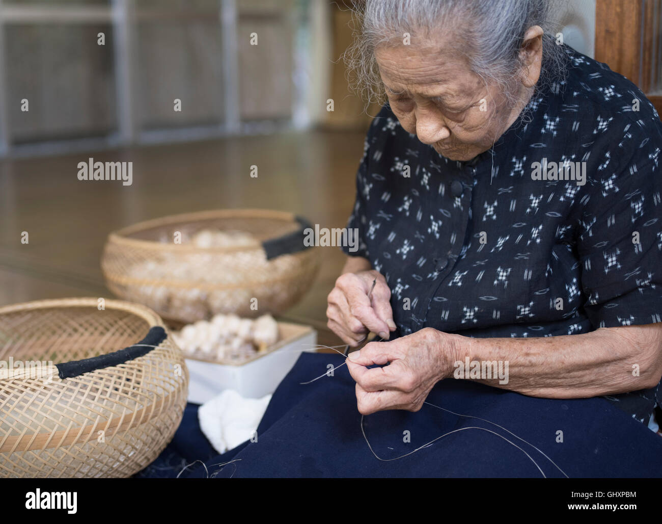 Toshiko Taira età 96 vita giapponese tesoro nazionale, villaggio Ogimi Bashofu Hall, Kijoka, Ogimi, Okinawa Foto Stock