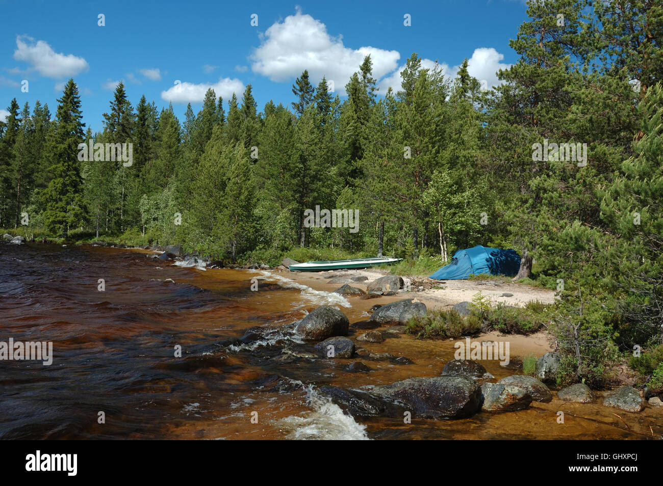 Fare kayak in Carelia polare,Russia ,campeggio sulle rive del lago Engozero - uno dei più grandi laghi in questa regione Foto Stock