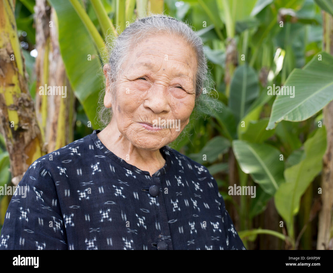 Toshiko Taira età 96 vita giapponese tesoro nazionale, villaggio Ogimi Bashofu Hall, Kijoka, Ogimi, Okinawa Foto Stock