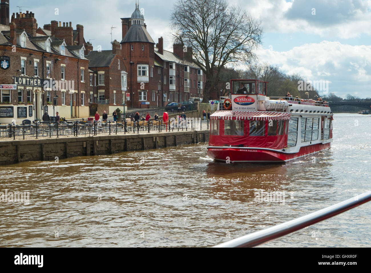 Viaggio turistico in barca nel sole primaverile sul fiume Ouse, città di York, nello Yorkshire, Regno Unito Foto Stock