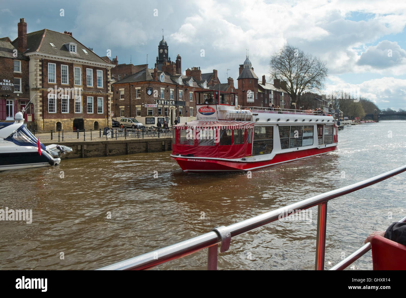 Viaggio turistico in barca nel sole primaverile sul fiume Ouse, città di York, nello Yorkshire, Regno Unito Foto Stock