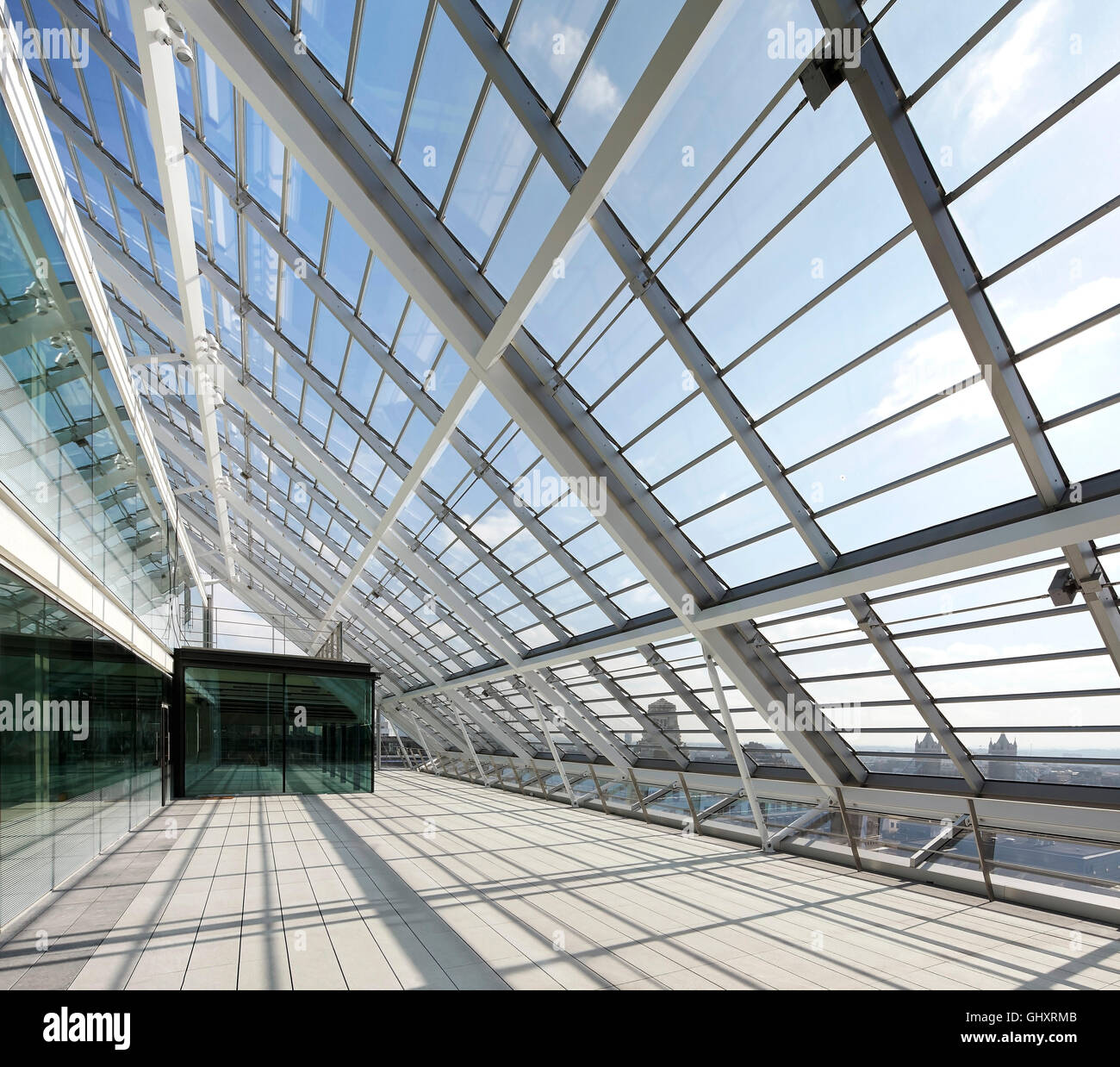 Di metallo del telaio di sostegno del vetro del tetto. 70 Mark Lane - City of London, Londra, Regno Unito. Architetto: Bennetts Associates Architects, 2015. Foto Stock