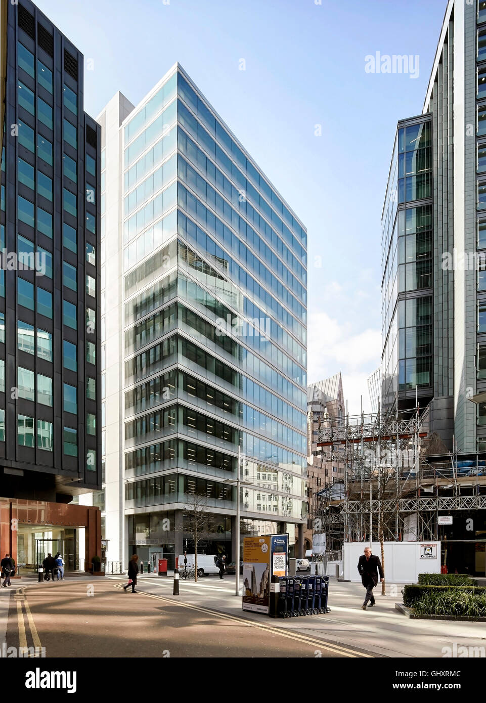 Vie di vetrate e blocco di ufficio con riflessioni. 70 Mark Lane - City of London, Londra, Regno Unito. Architetto: Bennetts Associates Architects, 2015. Foto Stock