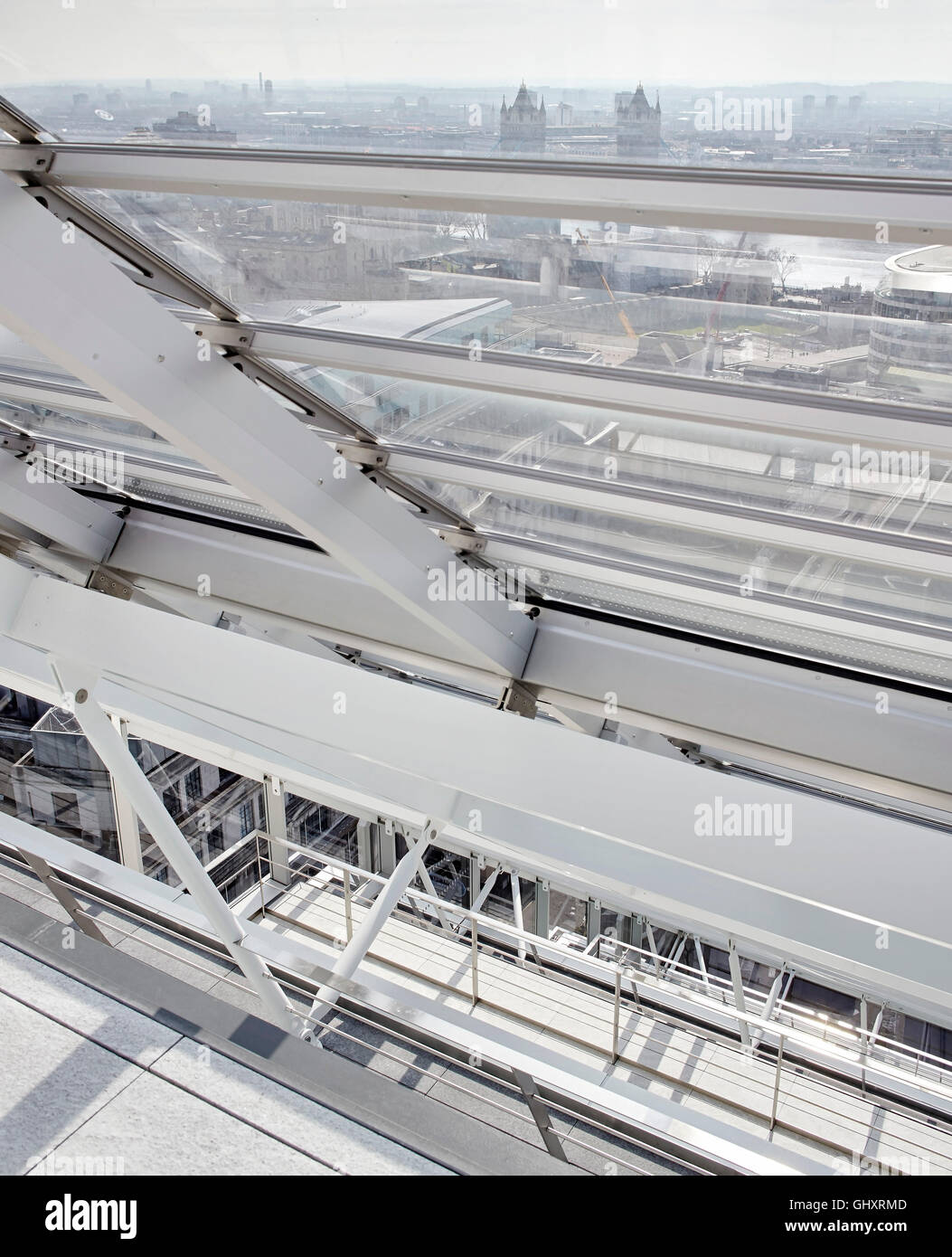 Di metallo del telaio di sostegno del vetro del tetto. 70 Mark Lane - City of London, Londra, Regno Unito. Architetto: Bennetts Associates Architects, 2015. Foto Stock