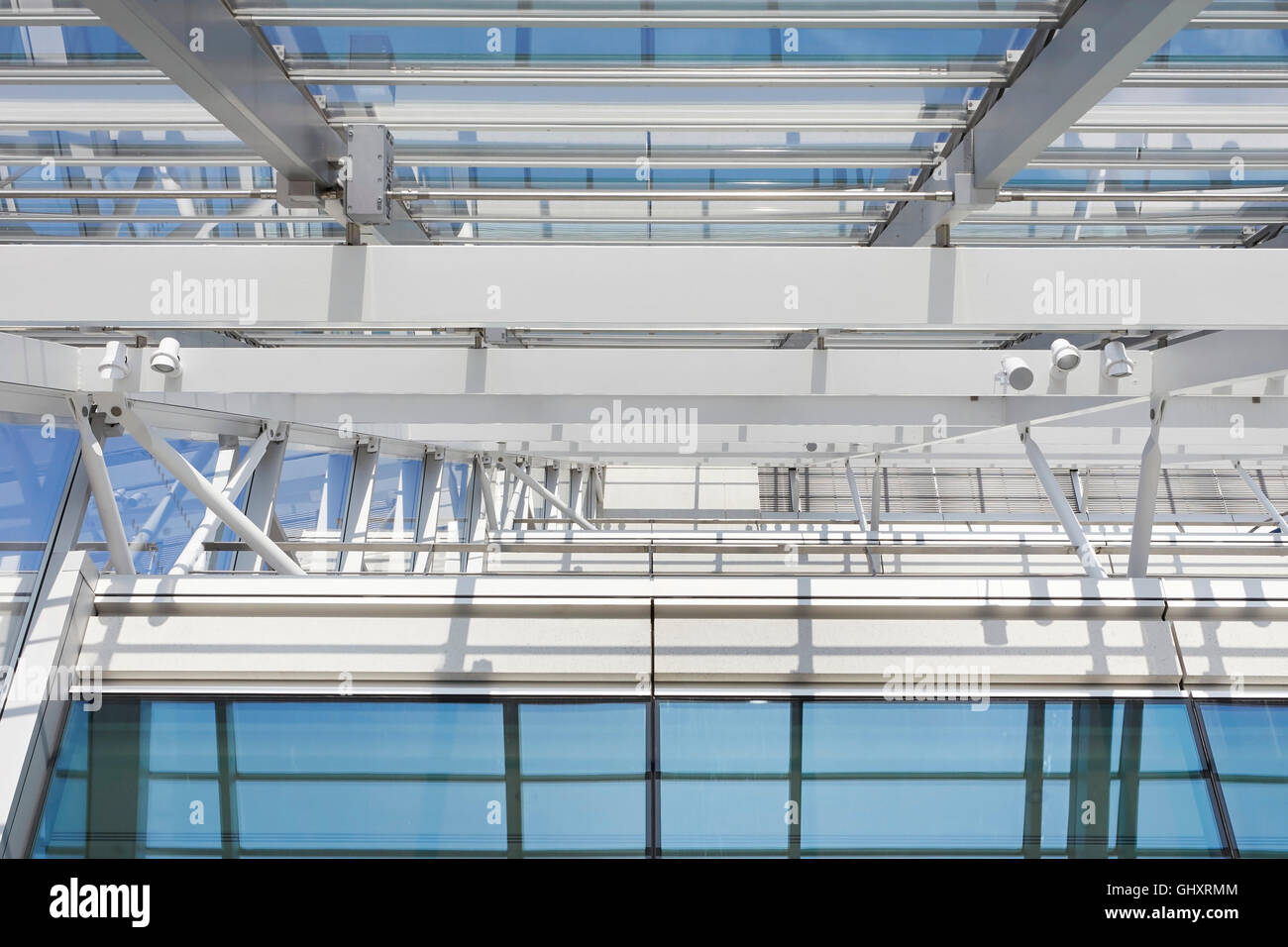 Di metallo del telaio di sostegno del vetro del tetto. 70 Mark Lane - City of London, Londra, Regno Unito. Architetto: Bennetts Associates Architects, 2015. Foto Stock