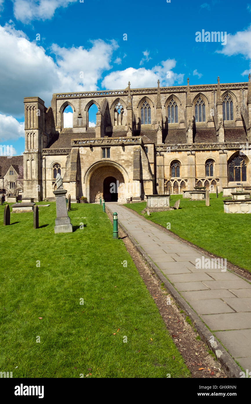 Historic Malmesbury Abbey nel sole primaverile, Wiltshire, Regno Unito Foto Stock