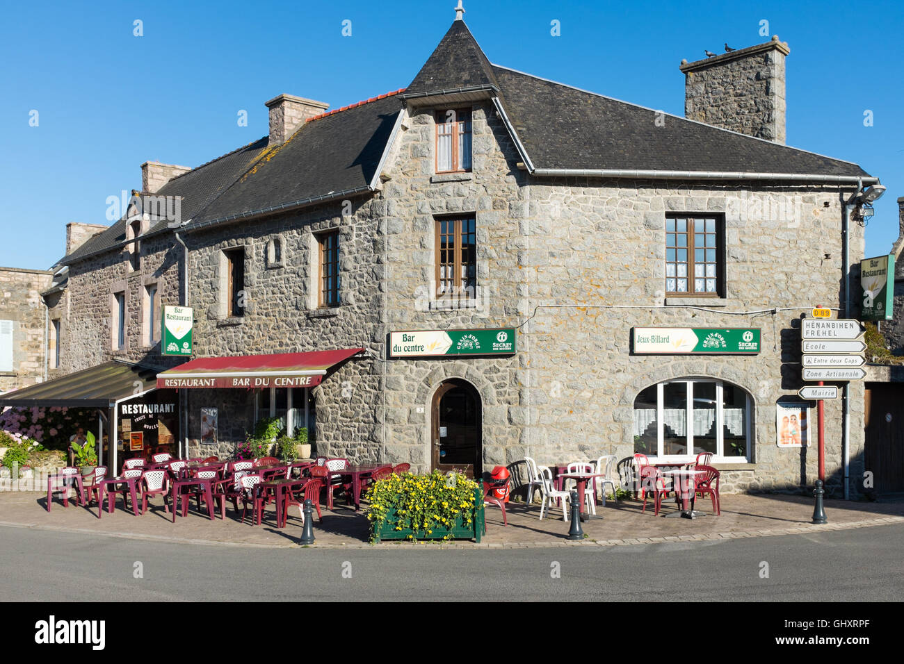 Bar des Sports nel centro di Plurien, un piccolo comune della Cotes-d'Armor  dipartimento di Brittany nel nord ovest della Francia Foto stock - Alamy