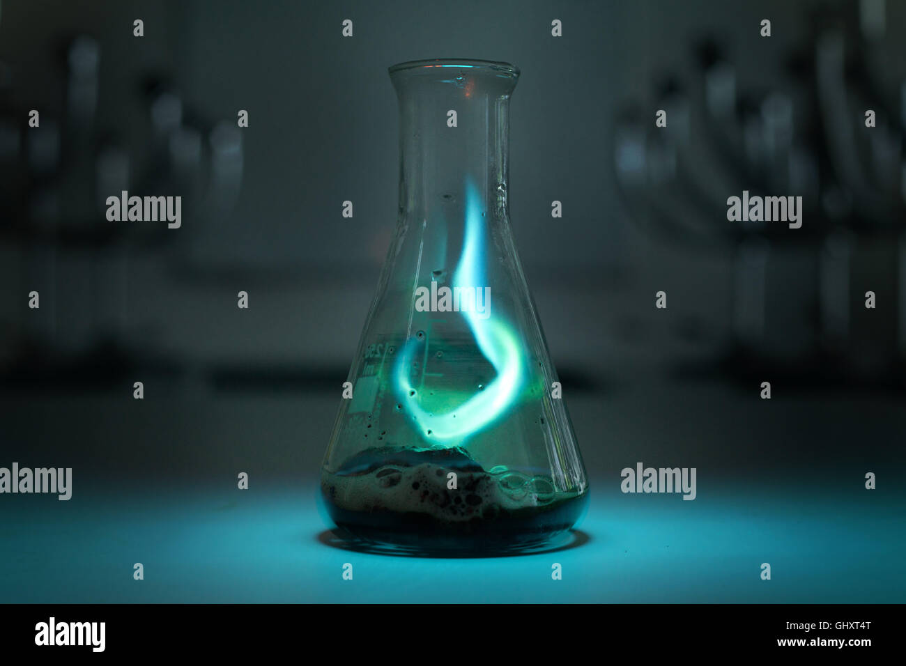 Il cloruro di rame reagisce con alluminio per produrre un fantasma della  fiamma verde in questa reazione chimica Foto stock - Alamy