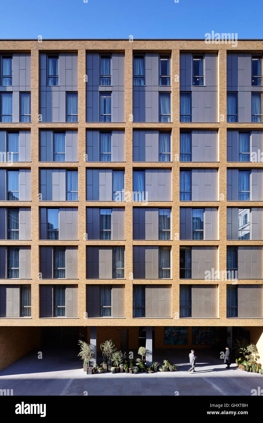 Vista in alzato frontale della facciata in mattoni dell'hotel. Hilton London Bankside, Londra, Regno Unito. Architetto: Dexter Moren Associates, 2015. Foto Stock