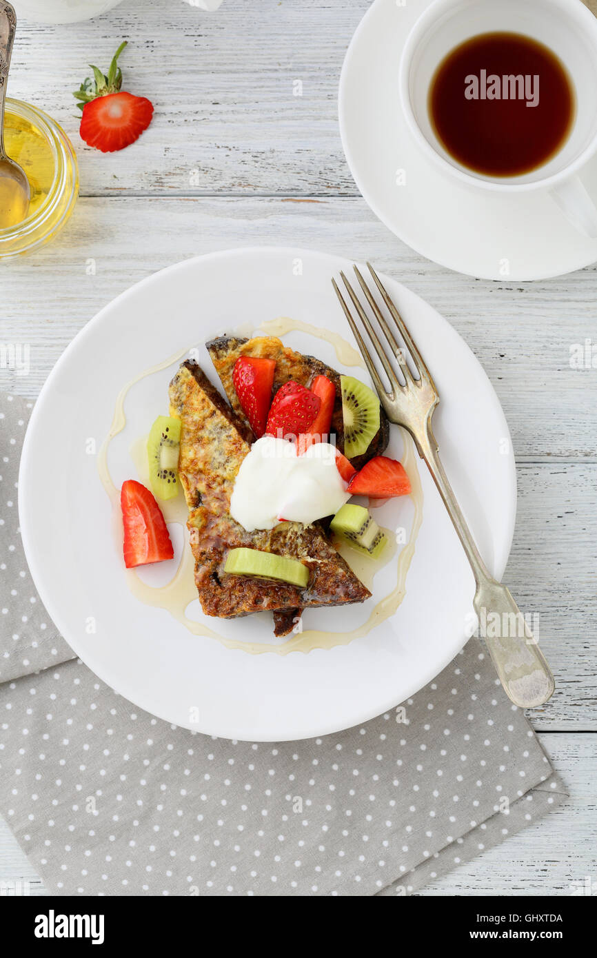 French Toast con frutta e caffé, cibo vista superiore Foto Stock