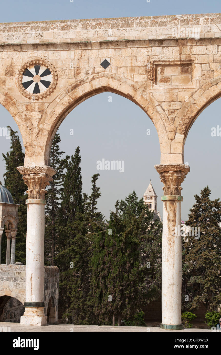 Gerusalemme: la causeway con archi sul Monte del Tempio (noto ai musulmani come l'Haram esh-Sharif), uno dei più importanti siti religiosi in tutto il mondo Foto Stock