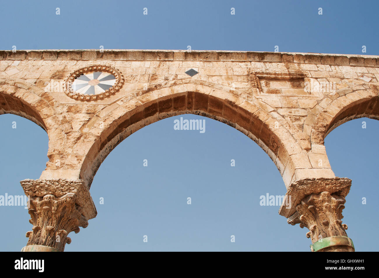 Gerusalemme: la causeway con archi sul Monte del Tempio (noto ai musulmani come l'Haram esh-Sharif), uno dei più importanti siti religiosi in tutto il mondo Foto Stock