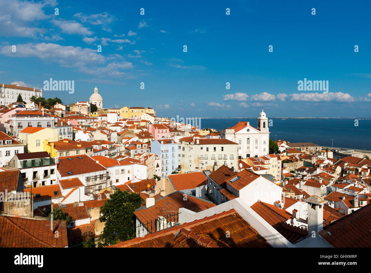 Vista del quartiere di Alfama a Lisbona, Portogallo dal Portas do Sol punto di vista; concetto per un viaggio a Lisbona, Portogallo Foto Stock