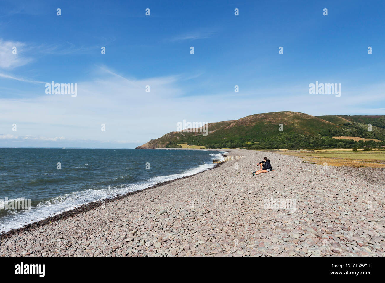 Porlock spiaggia e la vista verso Bossington Hill, Exmoor, Somerset, Regno Unito Foto Stock