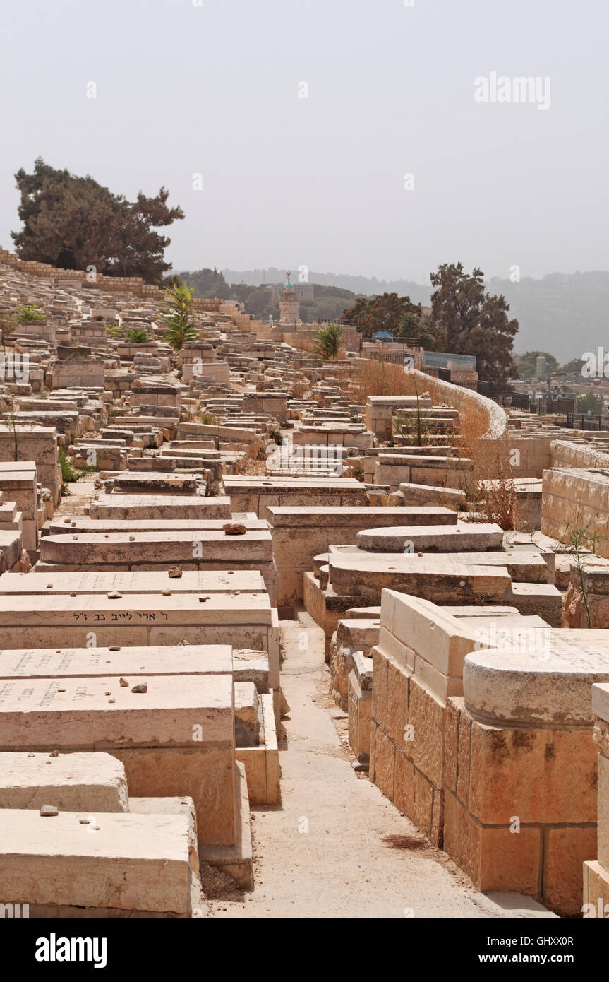 Gerusalemme, Israele: visualizzazione delle tombe del cimitero ebraico, il più antico cimitero della città, un luogo sacro per gli ebrei sul Monte degli Ulivi Foto Stock