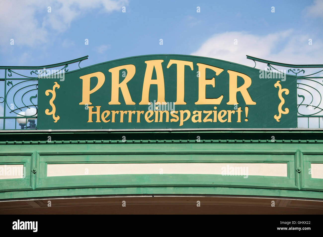 Segno di benvenuto presso l'entrata al parco divertimenti Prater di Vienna Foto Stock