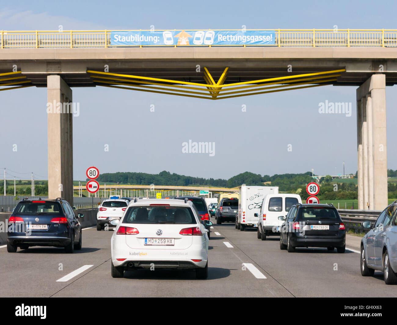 Automobili nel traffico su autostrada Autobahn A1 in Austria Inferiore, Austria Foto Stock