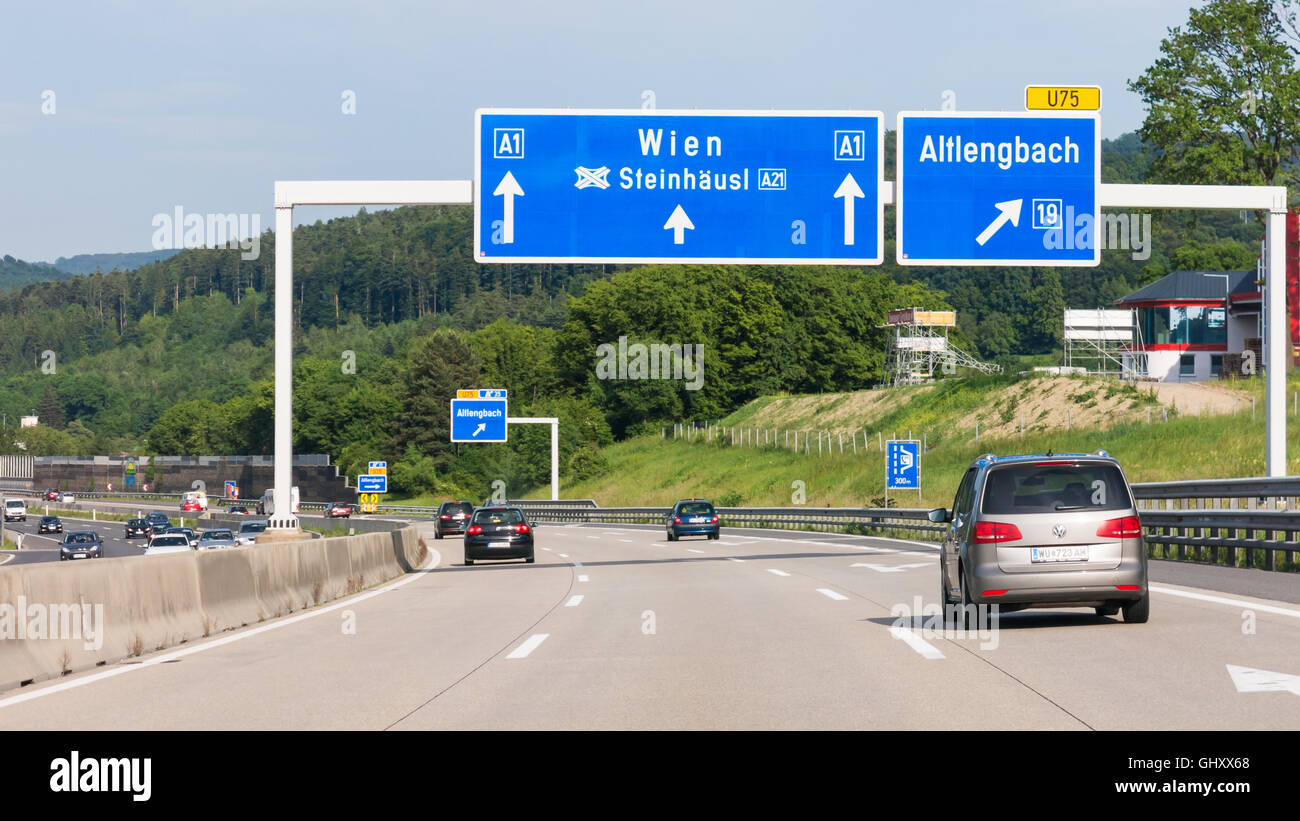 Traffico e indicazioni sulla autostrada Autobahn A1 nel bosco di Vienna, Austria Inferiore, Austria Foto Stock