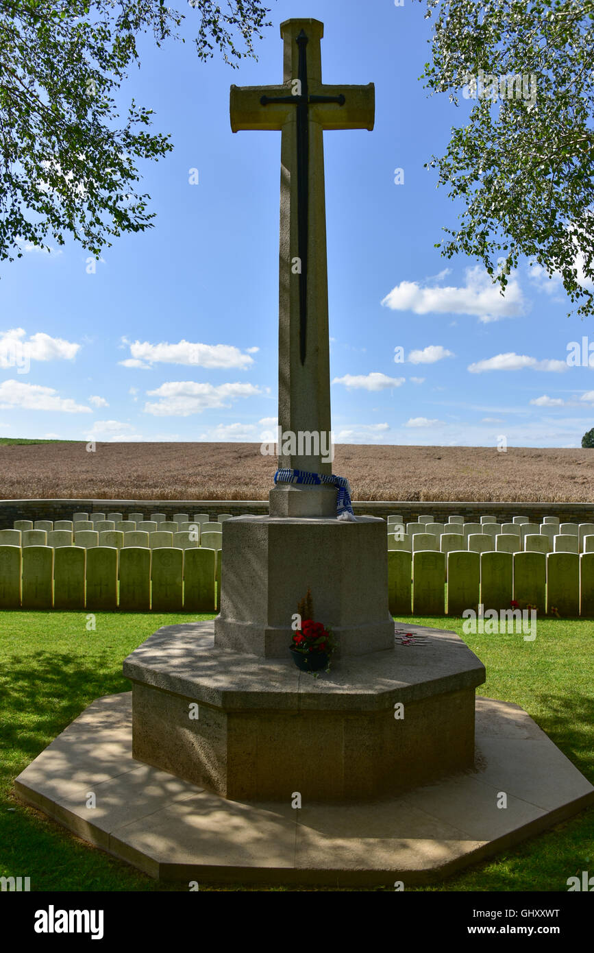 Croce di pietra alla stazione il cimitero di cava, casa di tombe di Accrington pals caduti nella battaglia della Somme. Foto Stock