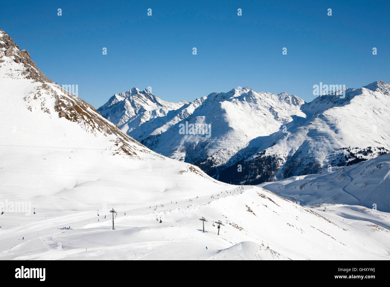 Piste da sci al di sopra di St Anton am Arlberg Austria Foto Stock