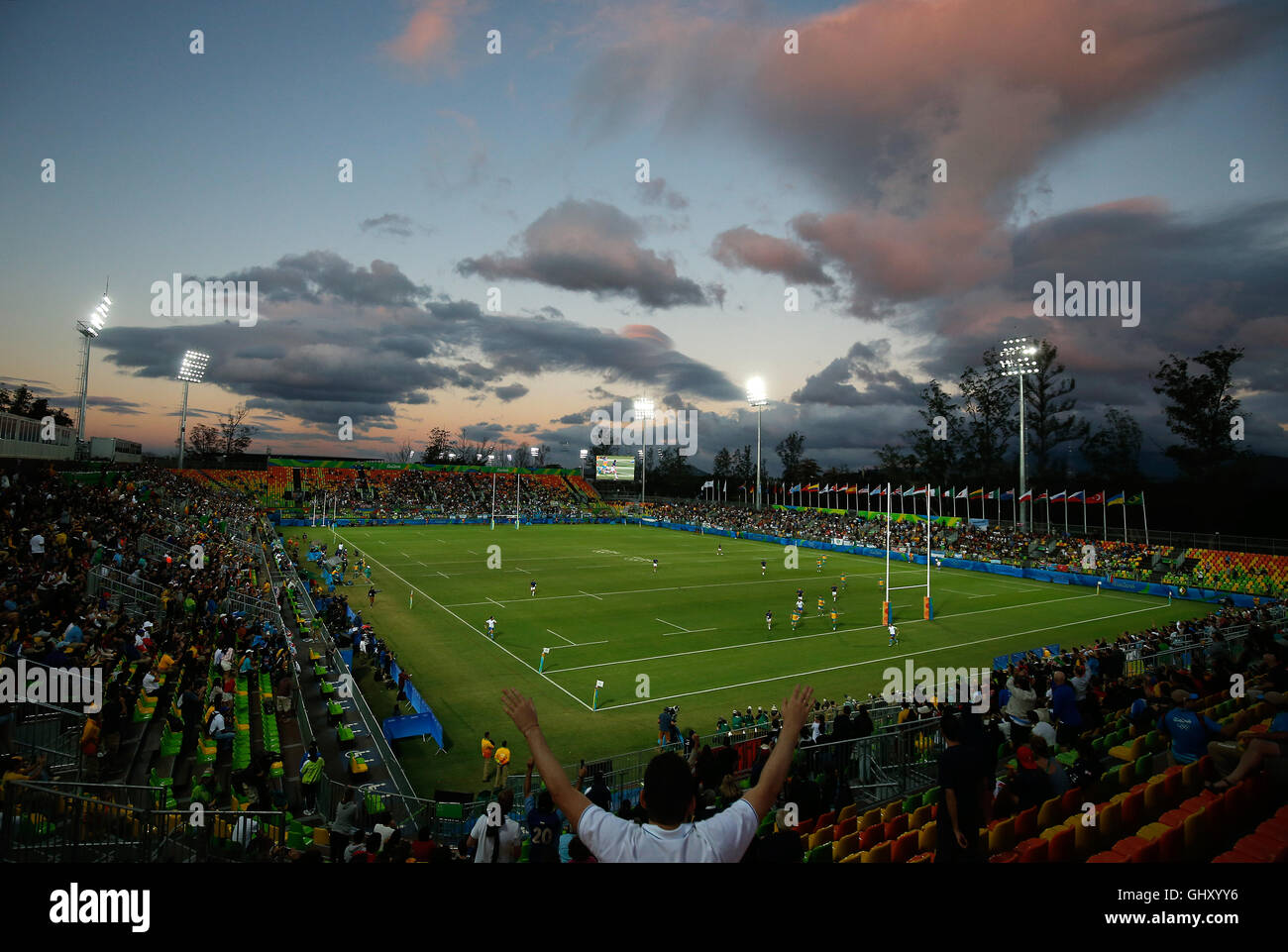 Vista generale del Rugby Sevens uomini immissione 7-8, corrispondono 29 tra la Francia e l'Australia a Deodoro Stadium il sesto giorno del Rio Giochi Olimpici, Brasile. Foto Stock