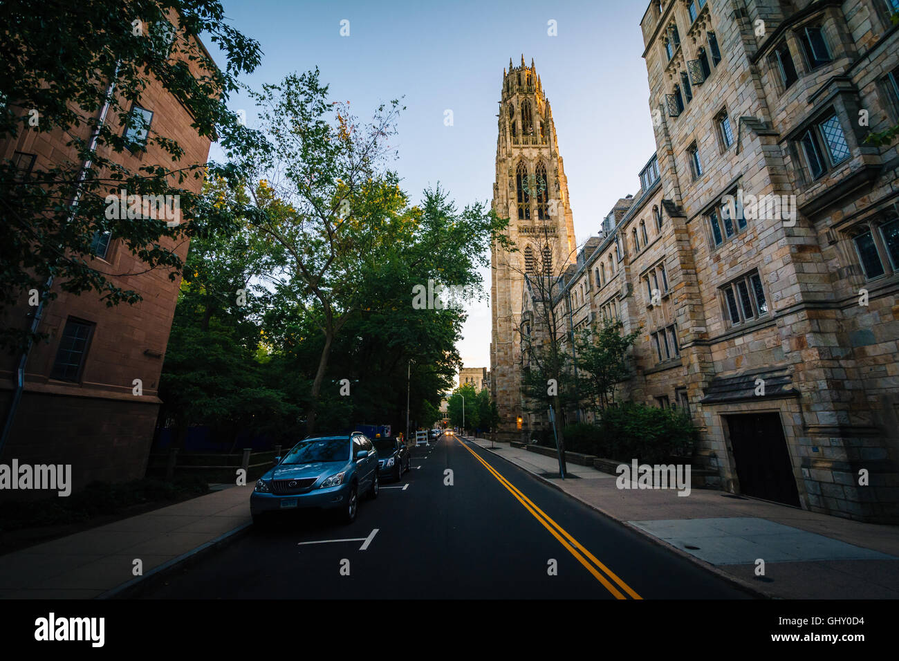 La Harkness Tower e High Street, sul campus della Yale University a New Haven, Connecticut. Foto Stock