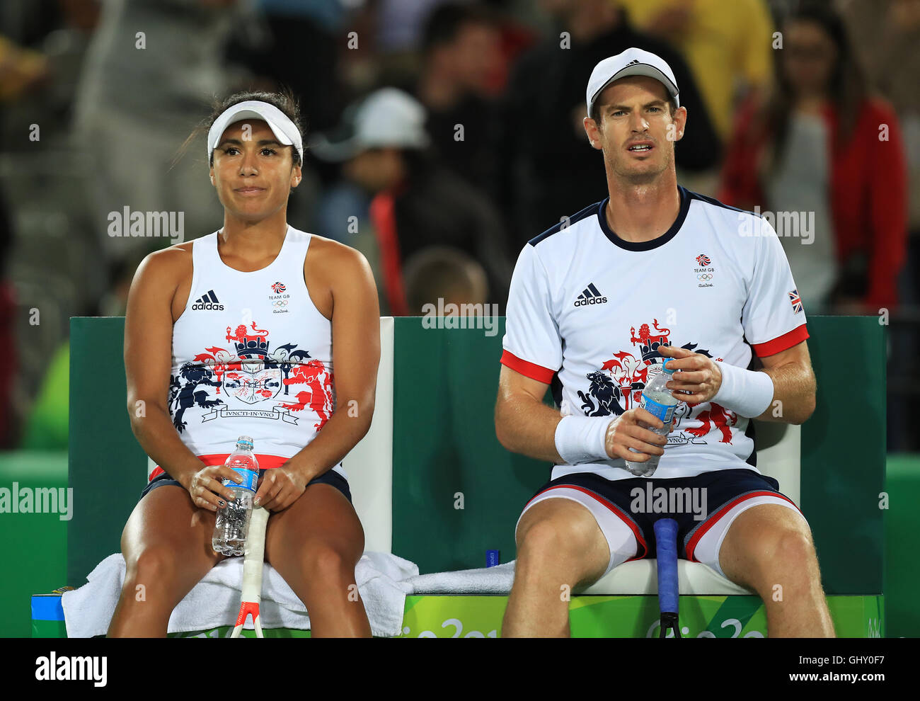 Heather Watson e Andy Murray della Gran Bretagna fanno una pausa durante la loro partita a doppio misto al primo turno sul campo da tennis del centro olimpico il sesto giorno dei Giochi Olimpici di Rio, in Brasile. Foto Stock