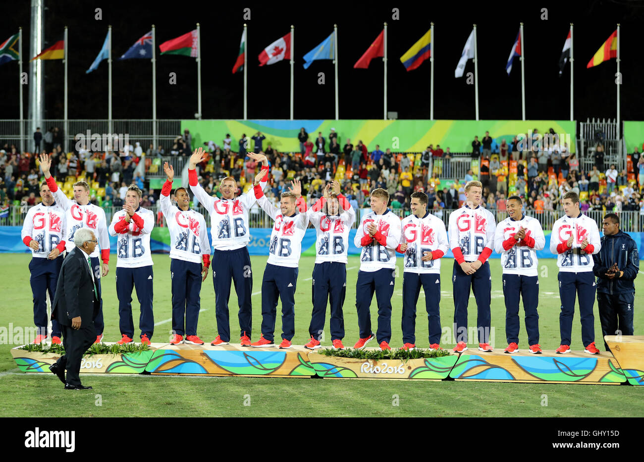 I giocatori provenienti dalla Gran Bretagna festeggiare sul podio dopo la rifinitura dei corridori fino al Rugby Sevens uomini Gold Medal Match tra Figi e Gran Bretagna all'Deodoro Stadium il sesto giorno del Rio Giochi Olimpici, Brasile. Foto Stock