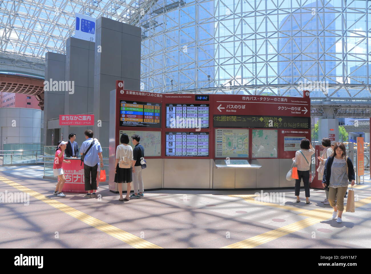 Persone verificare informazioni sul viaggio alla Stazione di Kanazawa in Giappone Kanazawa. Foto Stock