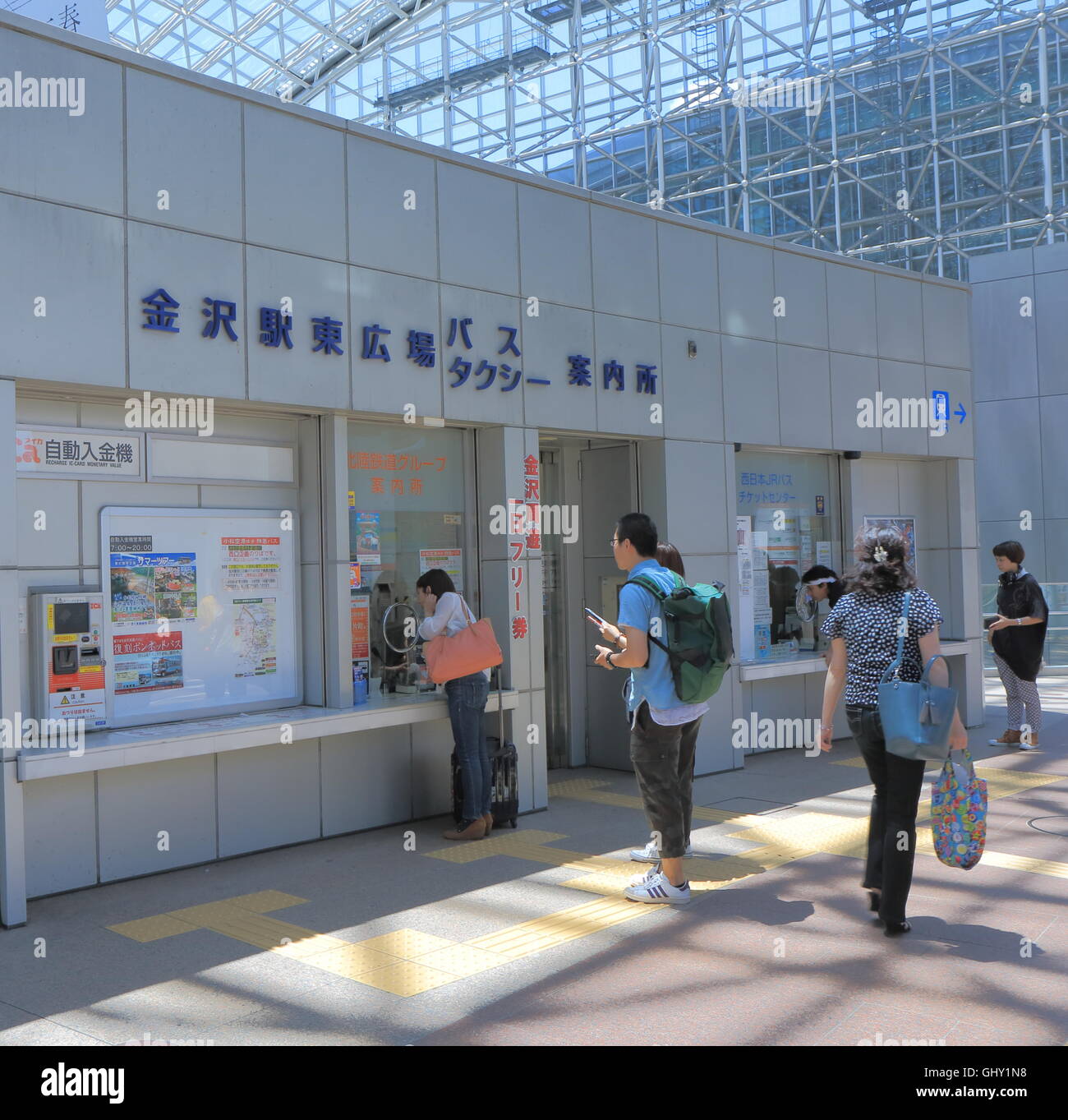 Persone controllare bus e taxi informazioni alla Stazione di Kanazawa in Giappone Kanazawa. Foto Stock