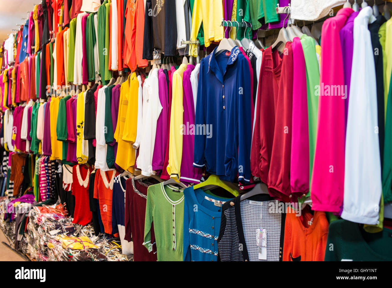 Colorata donna tops per la vendita, Hanoi Foto Stock