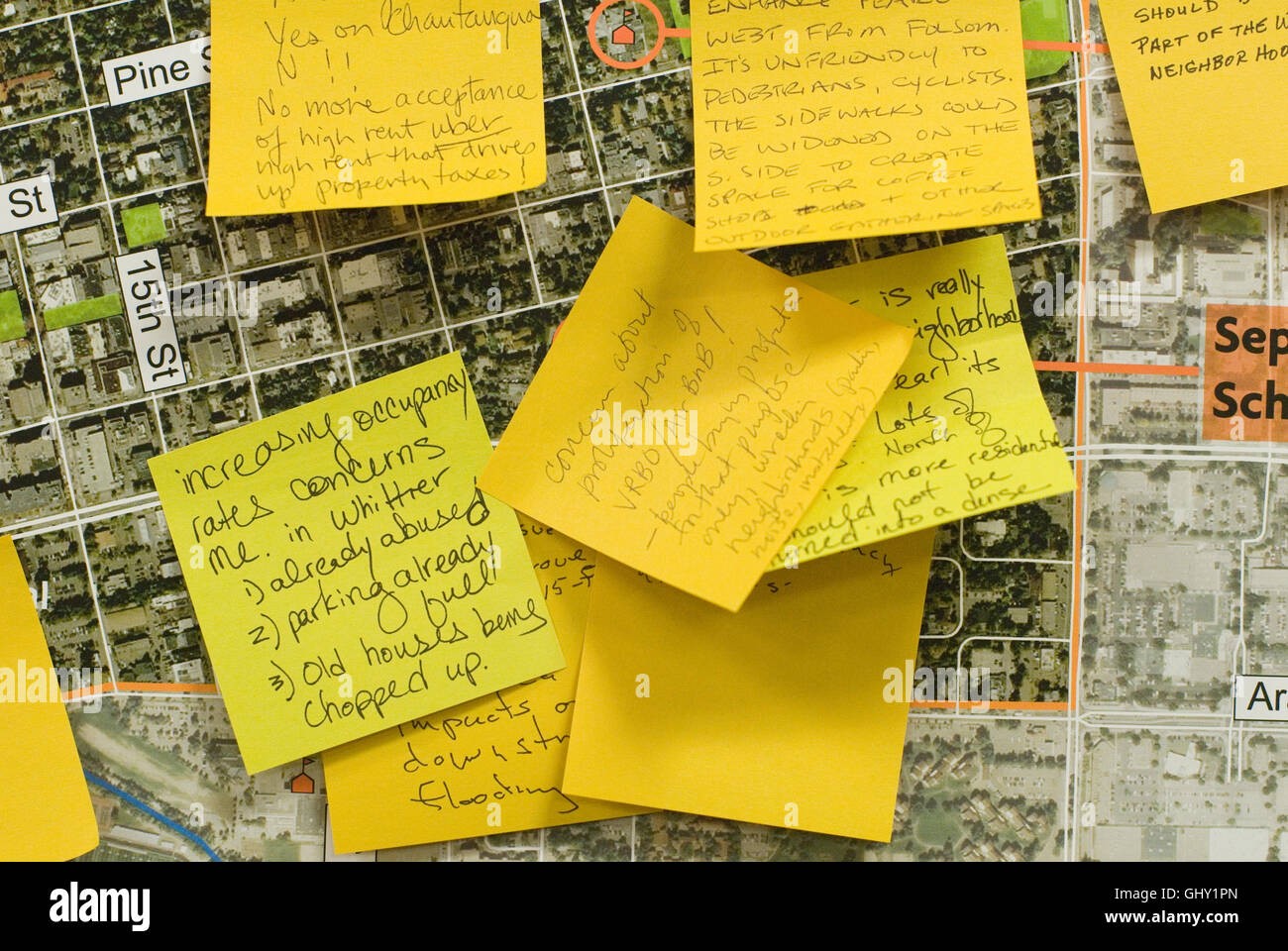 Nel corso di incontri pubblici, Boulder chiede spesso residenti a esprimere i loro sentimenti su questioni sulle note adesive. Foto Stock