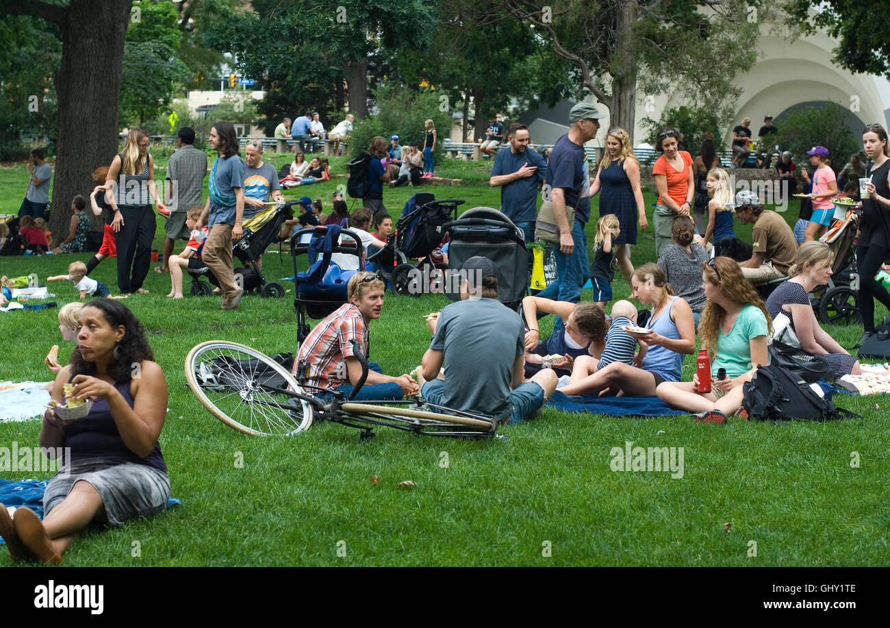Le persone si radunano sul prato spazio a Boulder's Central Park e Area civica prima del concerto Foto Stock