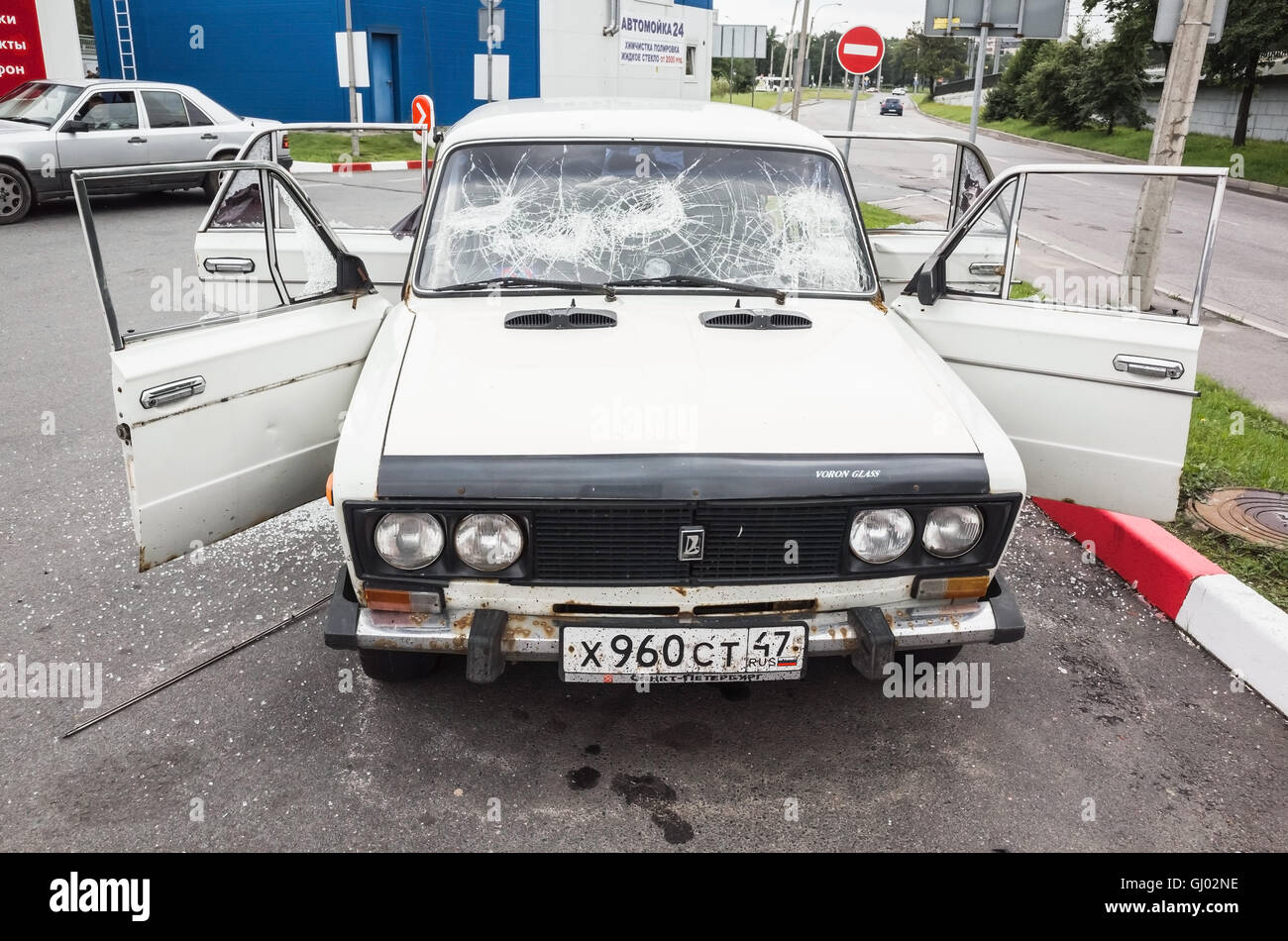 San Pietroburgo, Russia - 6 Agosto 2016: bianco tritato VAZ-2106 auto con vetri rotti e fracassato porte, vista frontale Foto Stock