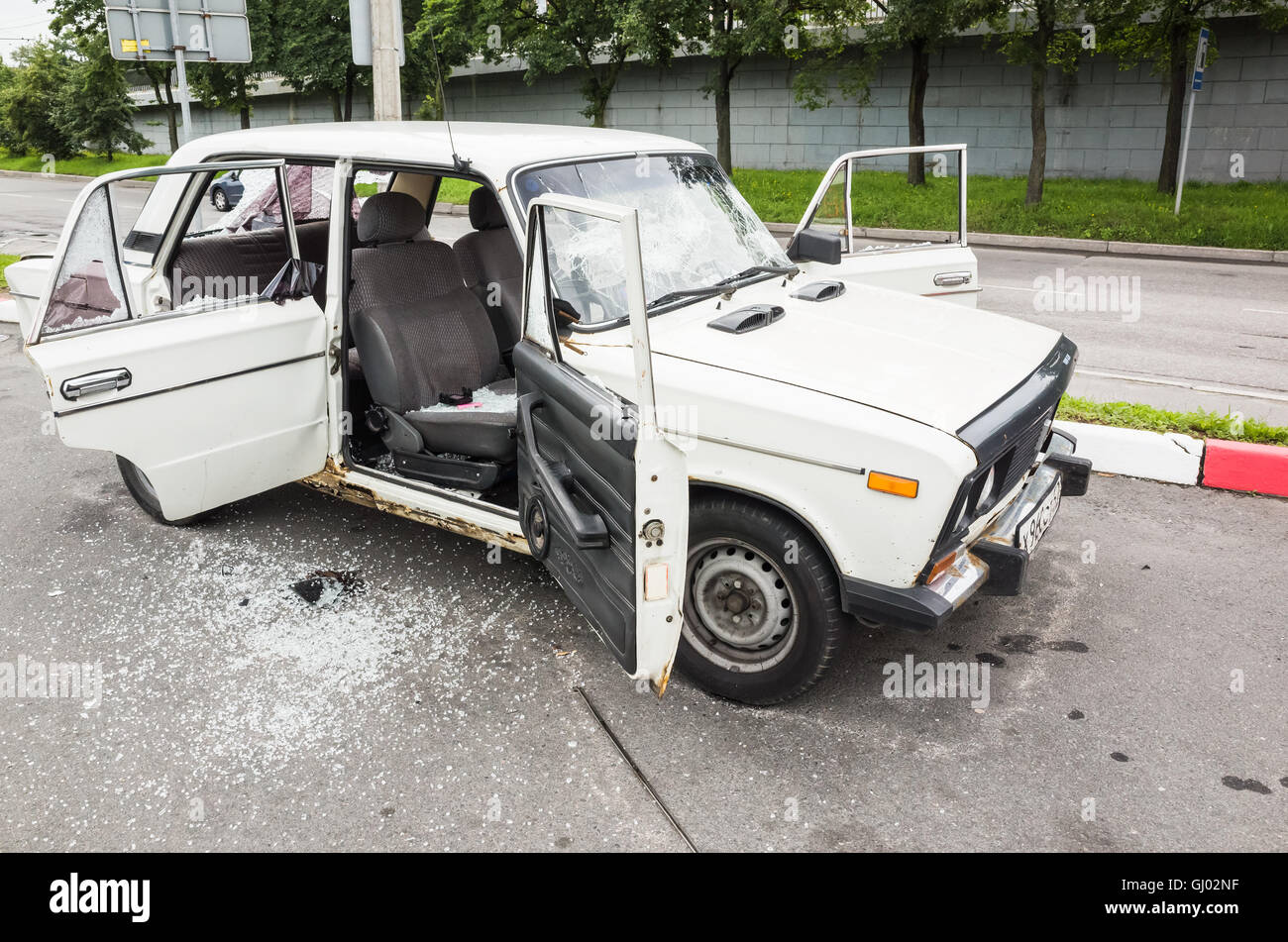 San Pietroburgo, Russia - 6 Agosto 2016: bianco tritato VAZ-2106 auto con vetri rotti e fracassato porte Foto Stock