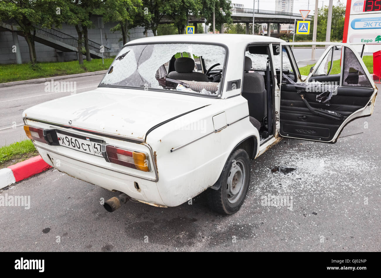 San Pietroburgo, Russia - 6 Agosto 2016: bianco tritato VAZ-2106 auto con vetri rotti e fracassato porte, vista posteriore Foto Stock