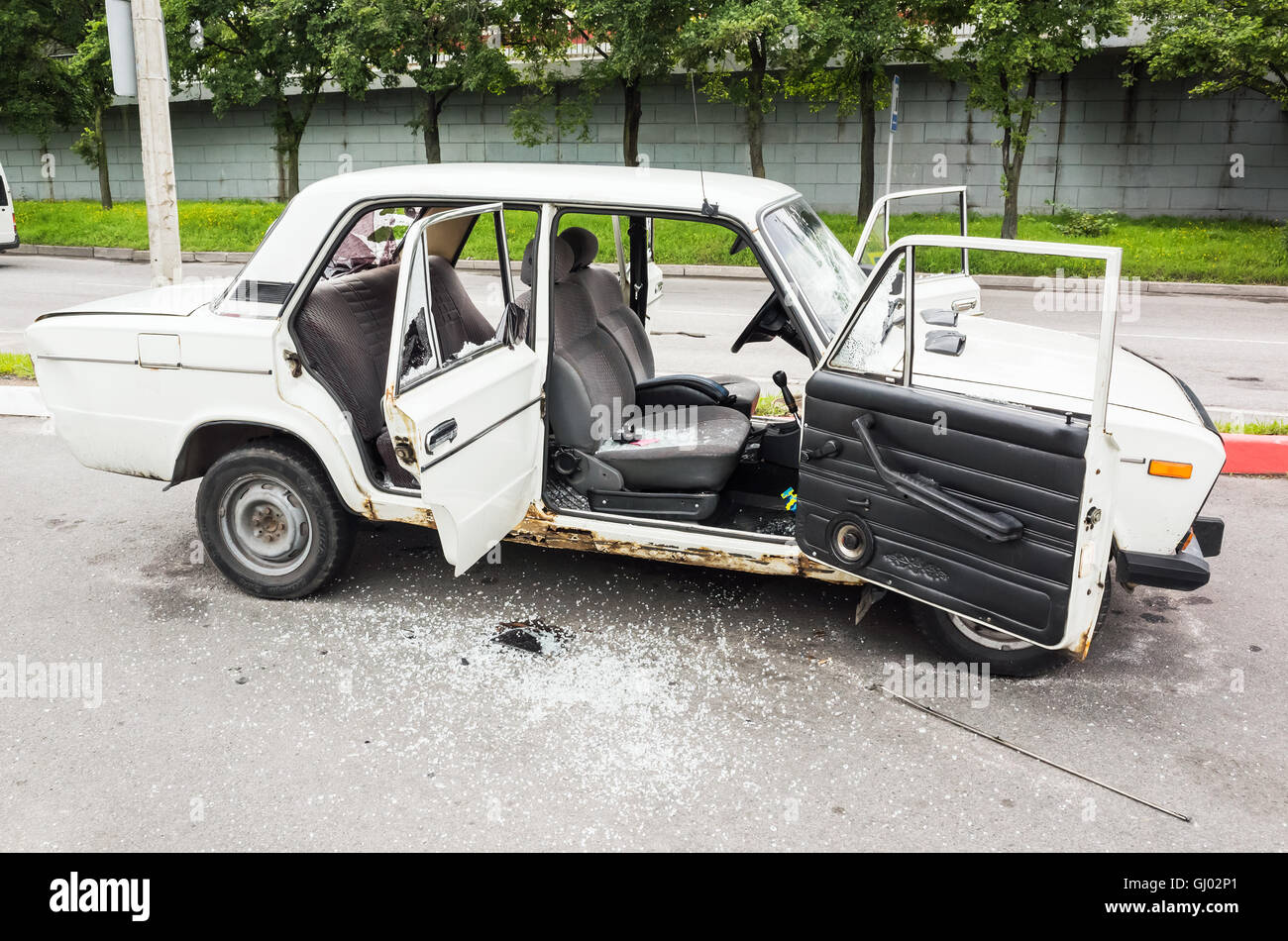 San Pietroburgo, Russia - 6 Agosto 2016: bianco tritato VAZ-2106 auto con vetri rotti e fracassato porte, vista laterale Foto Stock