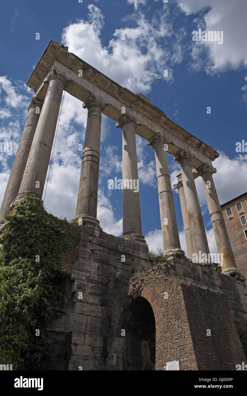 Le colonne del Tempio di Saturno (Tempio di Saturno), area del Foro Romano, Roma, Italia. Foto Stock