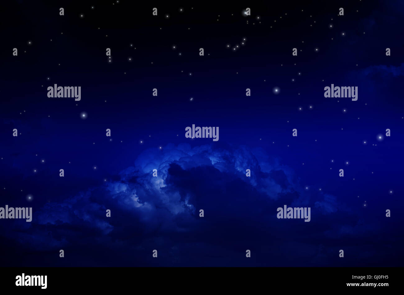 Cielo notturno con le stelle e le nuvole Foto Stock