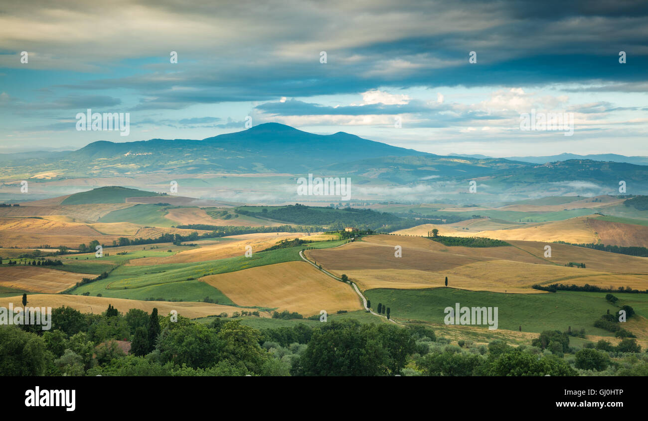 Il Monte Amiata e la Val d'Orcia da Pienza all'alba, Toscana, Italia Foto Stock