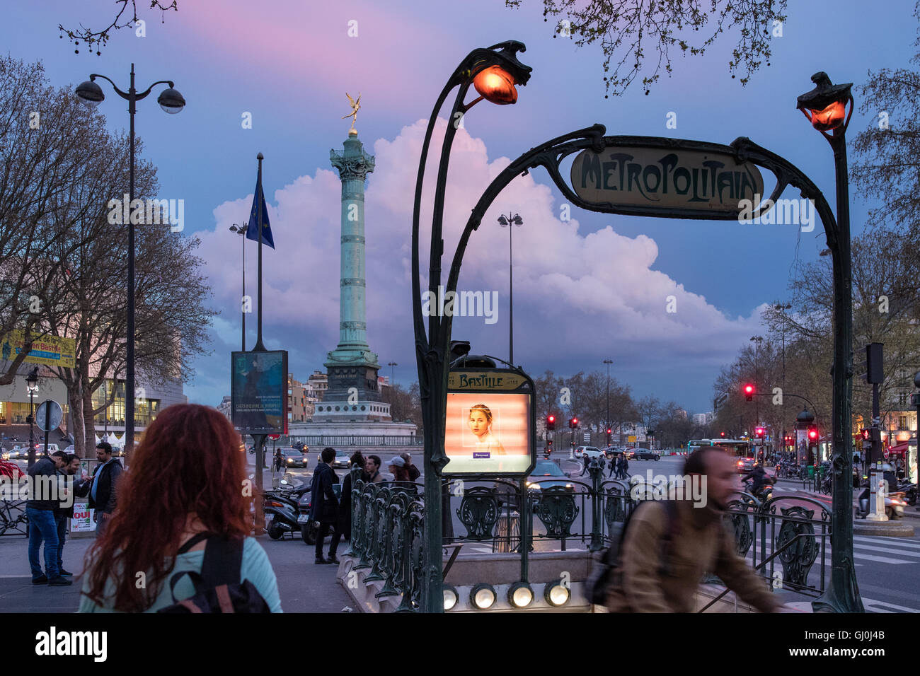 L'entrata alla stazione della metropolitana di Place de la Bastille a crepuscolo, Parigi, Francia Foto Stock