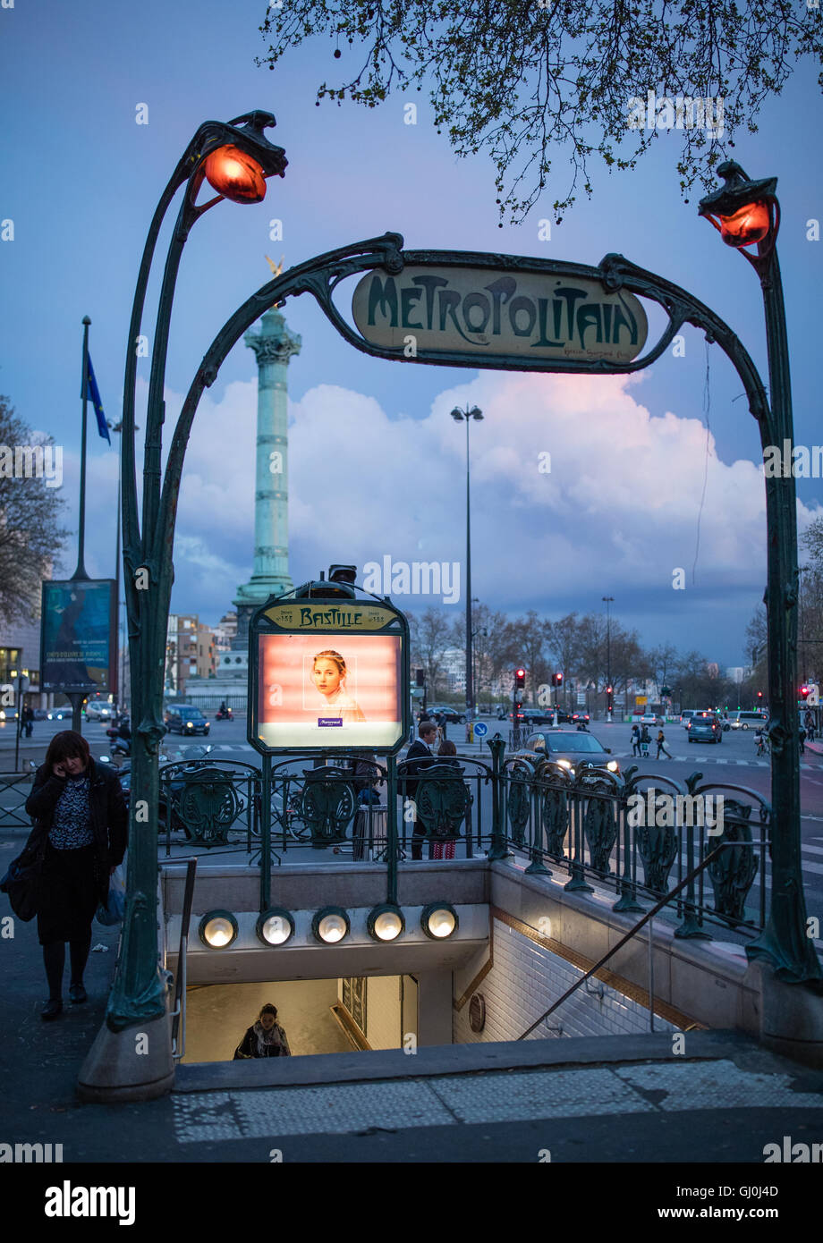 L'entrata alla stazione della metropolitana di Place de la Bastille a crepuscolo, Parigi, Francia Foto Stock