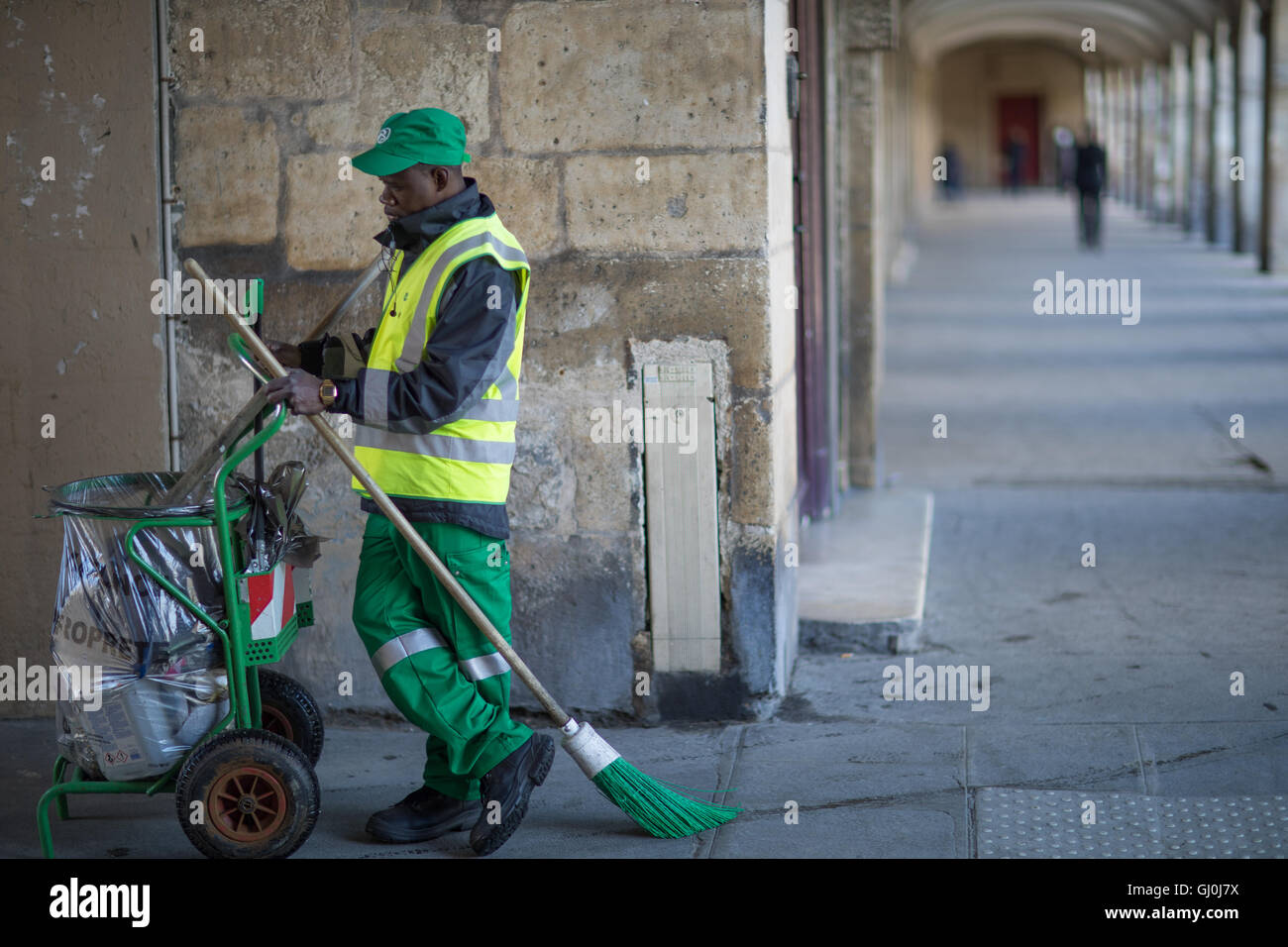 Un lavoratore comunale, Place des Vosges, Parigi, Francia Foto Stock