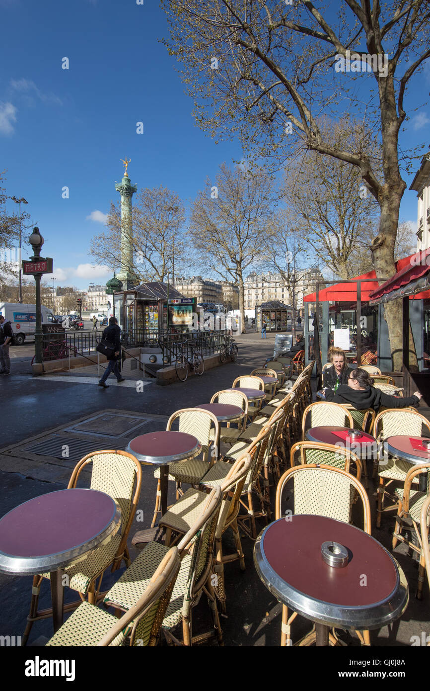 Un caffè di Place de la Bastille, Parigi, Francia Foto Stock