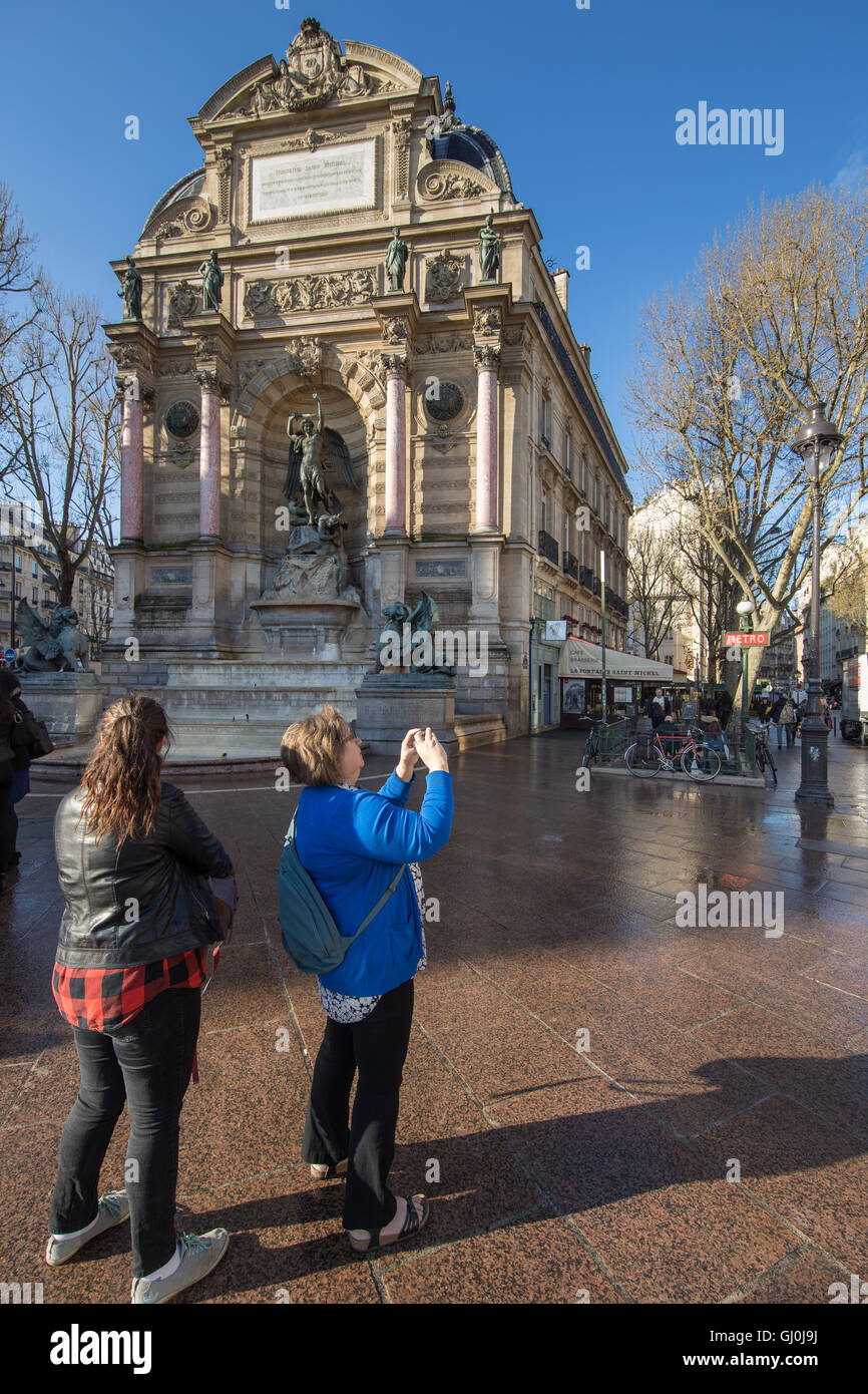 I turisti per scattare delle foto, Place Saint-Michel, Parigi, Francia Foto Stock