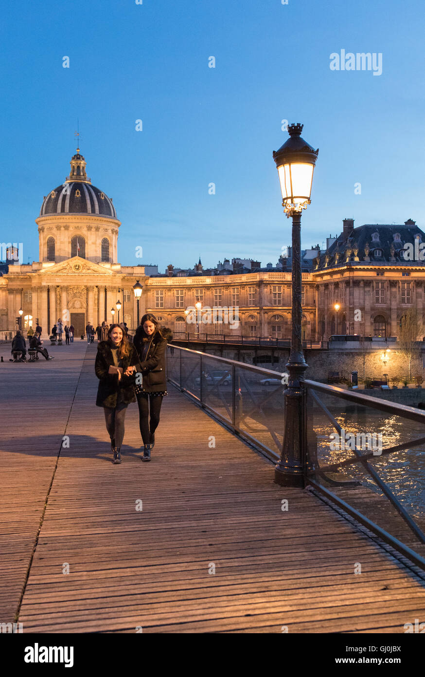 Le figure sul Pont des Arts al crepuscolo, Parigi, Francia Foto Stock