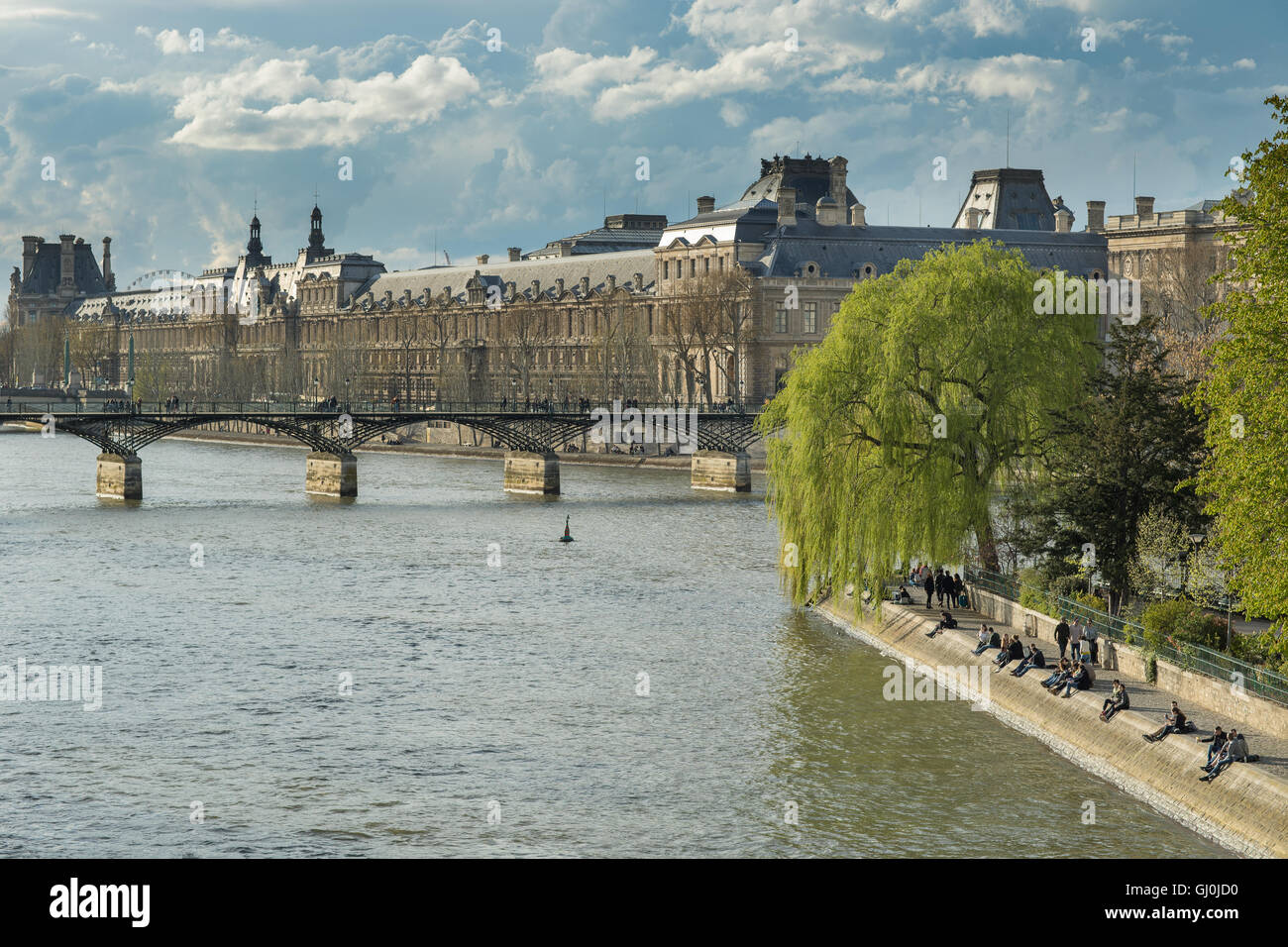 L'Île de la Cité, Pont des Arts & Palais du Louvre, Parigi, Francia Foto Stock